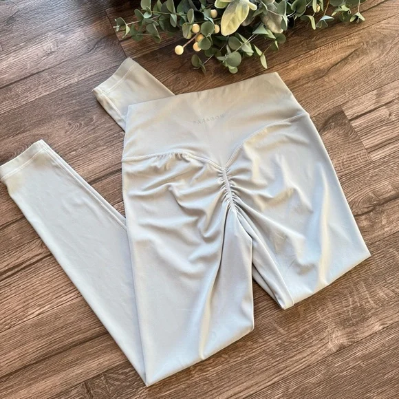 Women's NWT PARAGON Sculptseam Plus Light Blue Leggings - Picture 2 of 5